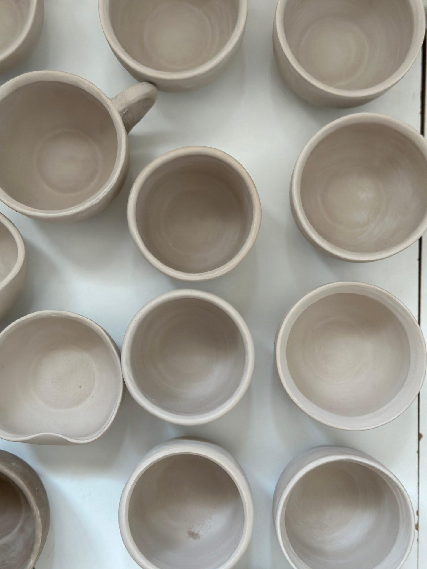 Tazas y bols de cerámica sin esmaltar vistos desde arriba